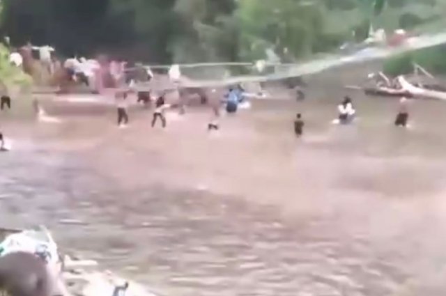 В Индонезии обрушился мост во время соревнований по ловле уток