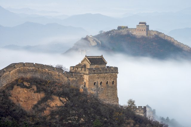 Рабочие сделали дыру в Великой Китайской стене, чтобы сократить путь