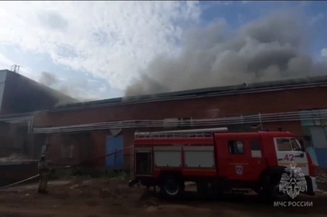 Площадь пожара на бывшем заводе в Самаре достигла тысячи квадратов