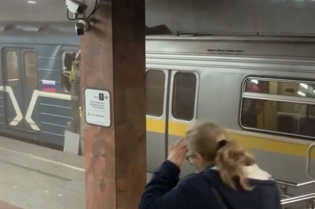МЧС опубликовало кадры эвакуации машиниста поезда на станции «Печатники»