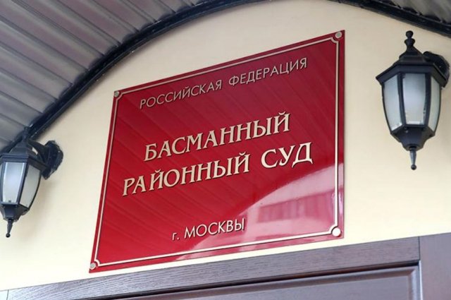 В Москве суд продлил арест организаторам незаконной экскурсии по Неглинке