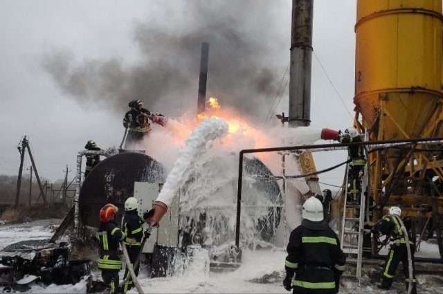 В ЛНР на заводе в Семикозовке загорелась цистерна с 25 тоннами битума