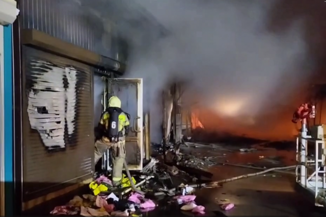 Пожарные ликвидировали открытое горение на вещевом рынке в Ростове-на-Дону