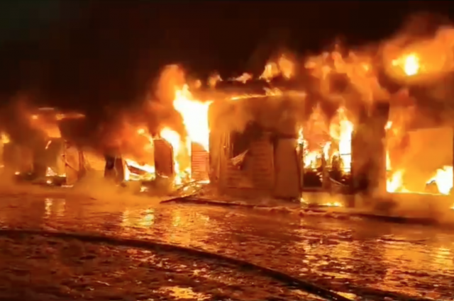 МЧС опубликовало кадры крупного пожара на авторынке в Набережных Челнах