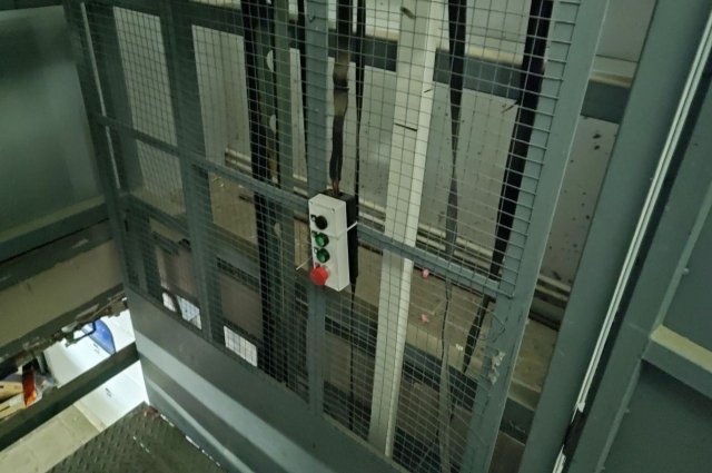 В Югре в торговом центре рабочего насмерть зажало лифтом