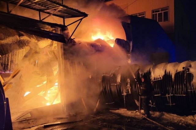 В Петербурге произошёл крупный пожар на складе с картоном и полиэтиленом