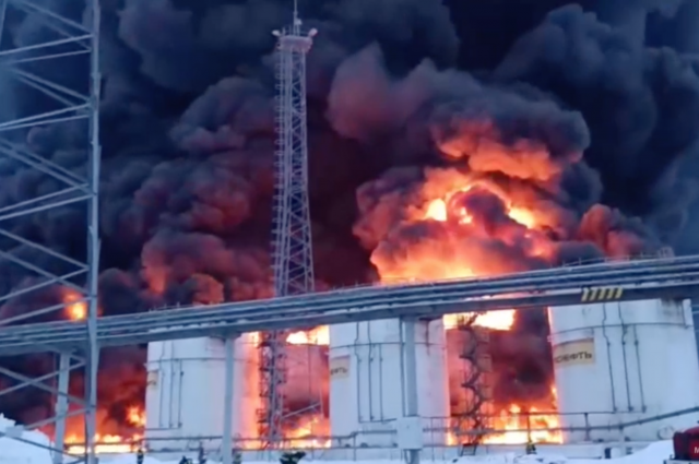 Рядом с горящей нефтебазой в Брянской области эвакуировали местных жителей