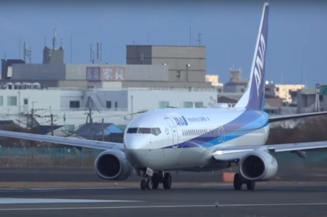В японском аэропорту столкнулись два самолета