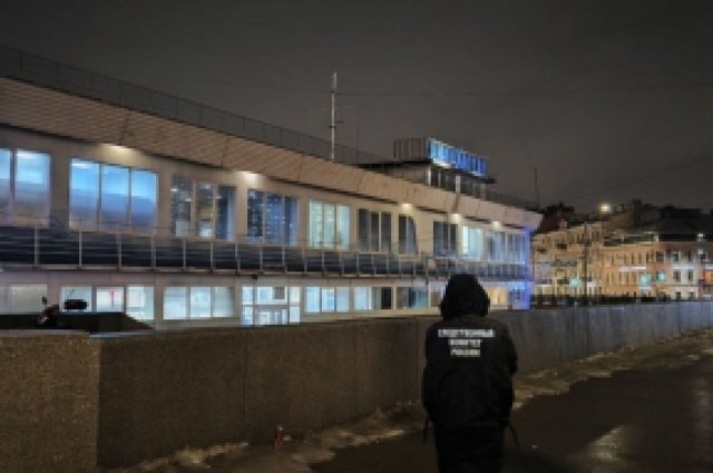 В Петербурге эвакуировали 75 человек из хостела на воде