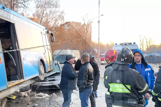 В Москве автобус с пассажирами протаранил два авто и врезался в столб