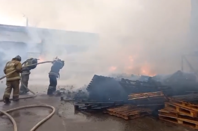 В Азове на заводе полимерных изделий произошёл пожар