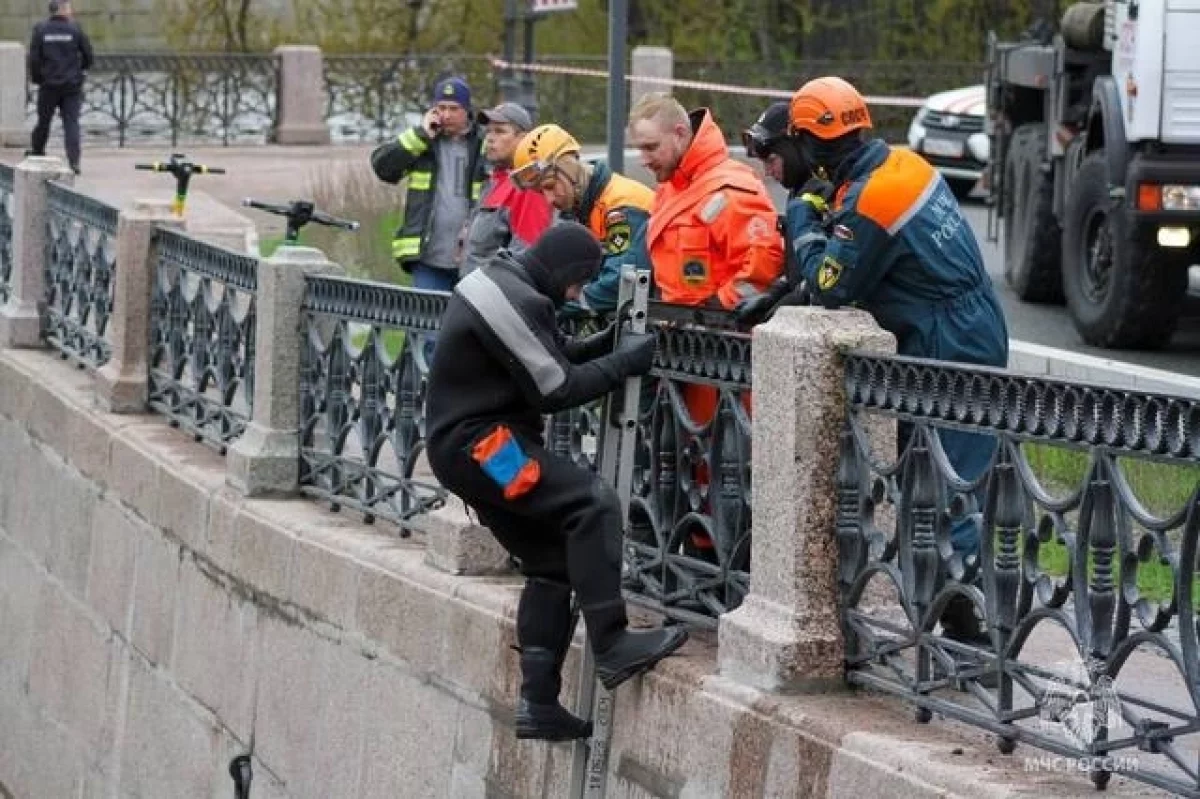 Упавший в Мойку в Санкт-Петербурге автобус подняли из воды