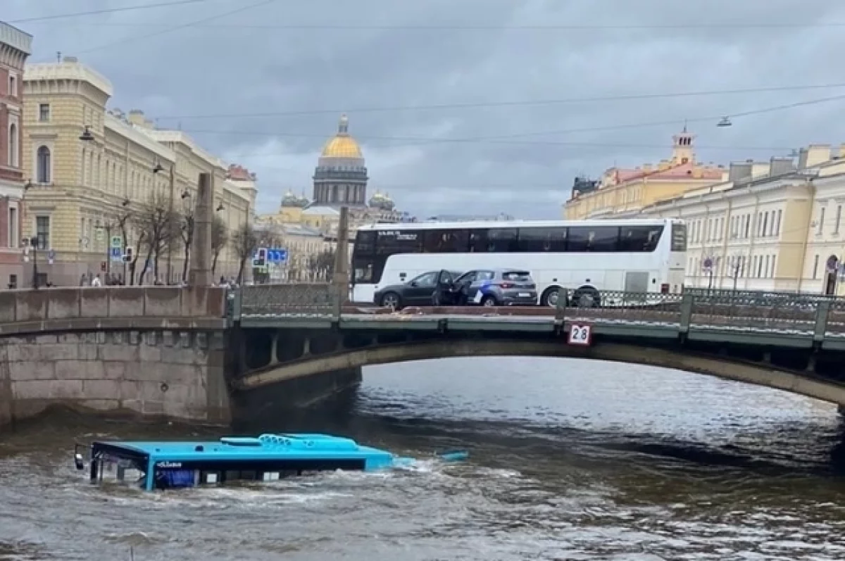 В Петербурге автобус перед падением с моста наехал на огромный якорь