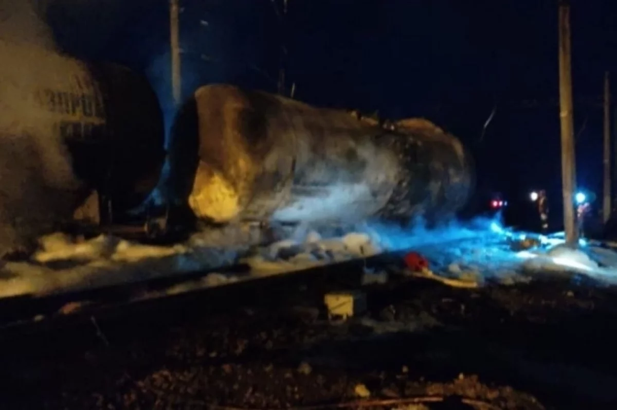МЧС РФ: на железной дороге в Ростовской области горит цистерна с топливом