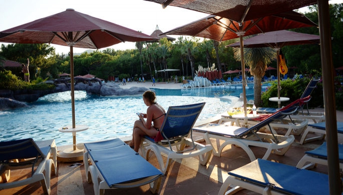 Российский турист утонул в бассейне отеля в Турции