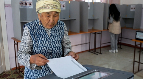 На выборах президента Киргизии лидирует Сооронбай Жээнбеков