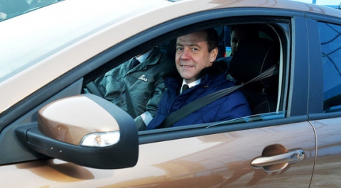 Медведев назвал разумной идею объединения полисов ОСАГО и каско