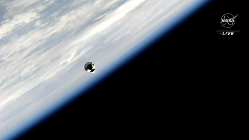 Пилотируемый корабль SpaceX Crew Dragon с российским космонавтом прибыл на МКС
