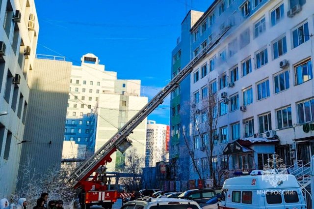Пожар в административном здании в центре Якутска полностью ликвидирован