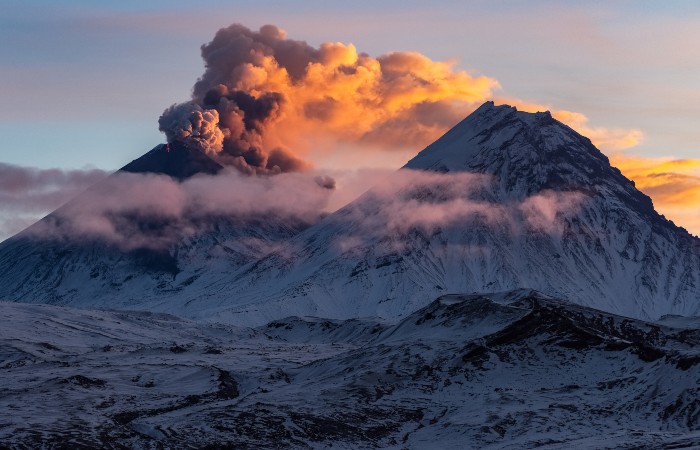 Вулкан Ключевской на Камчатке второй раз за день выбросил пепел на высоту 6 км