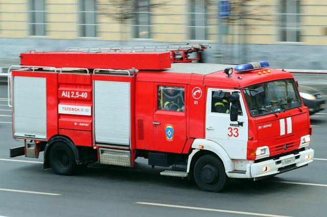Загоревшийся грузовик перегородил движение на Ленинградском шоссе в Москве