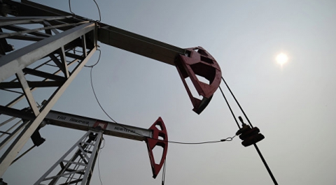 Нефть продолжает дешеветь на ожиданиях итогов встречи комитета ОПЕК+
