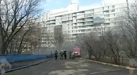 Пострадавший при пожаре на парковке в Москве получил легкие травмы